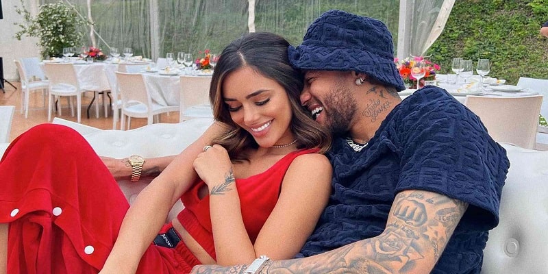 Neymar trải qua nhiều cuộc tình chóng vánh và gây ồn ào